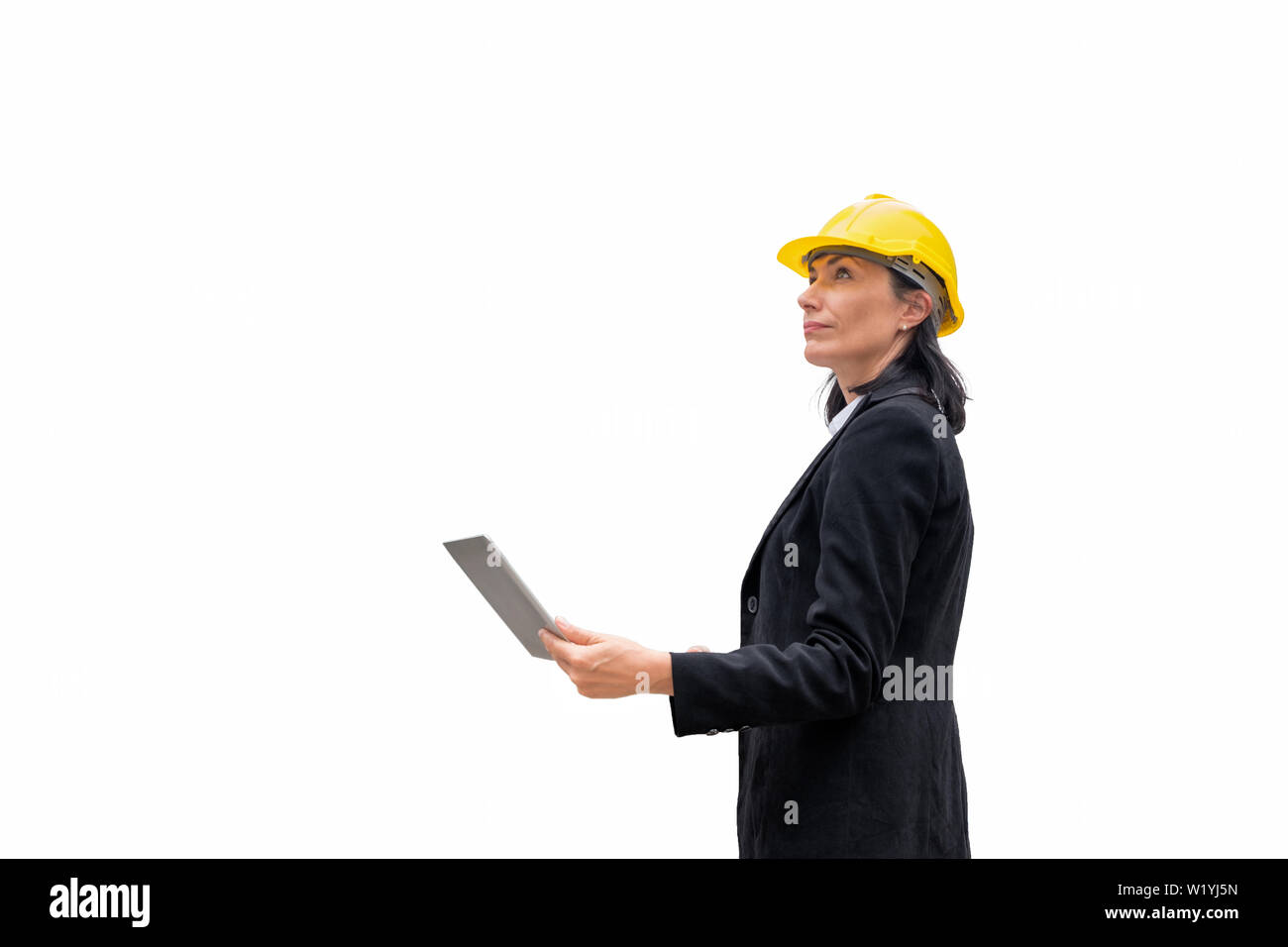 Leader della donna ingegnere con casco azienda stand portatile su sfondo bianco Foto Stock