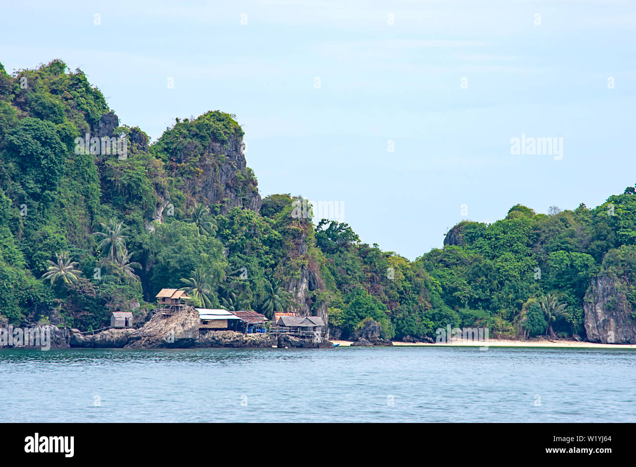 Case di legno costruite sulle rocce in koh Maphrao a Chumphon in Thailandia. Foto Stock