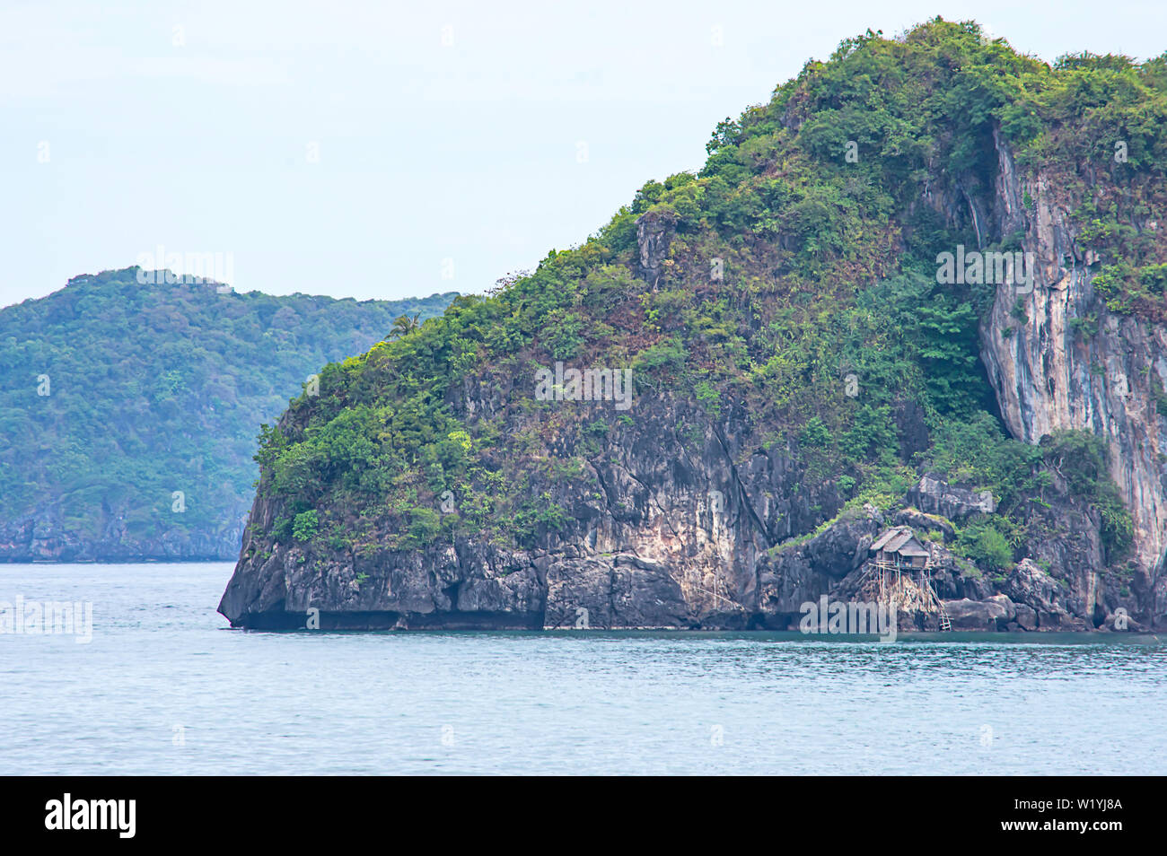 Case di legno costruite sulle rocce in koh Maphrao a Chumphon in Thailandia. Foto Stock