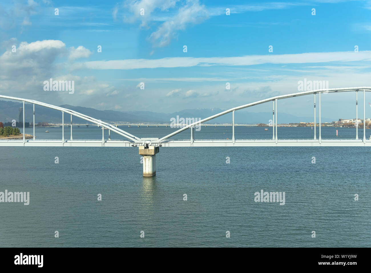 Il Lago Biwa e Omi Ohashi Bridge, vista sulla JR West prendete il treno locale linea Biwako Foto Stock