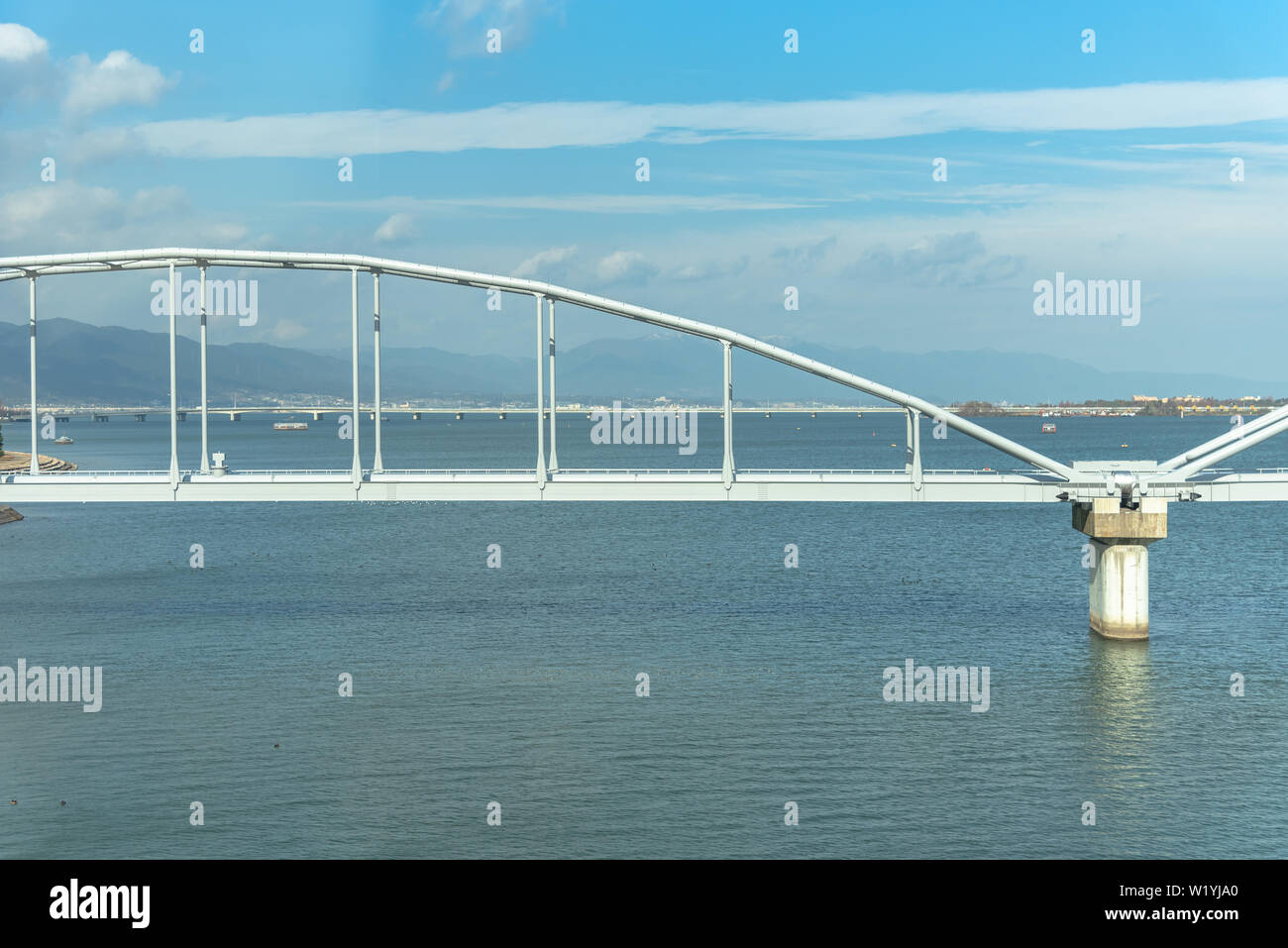 Il Lago Biwa e Omi Ohashi Bridge, vista sulla JR West prendete il treno locale linea Biwako Foto Stock