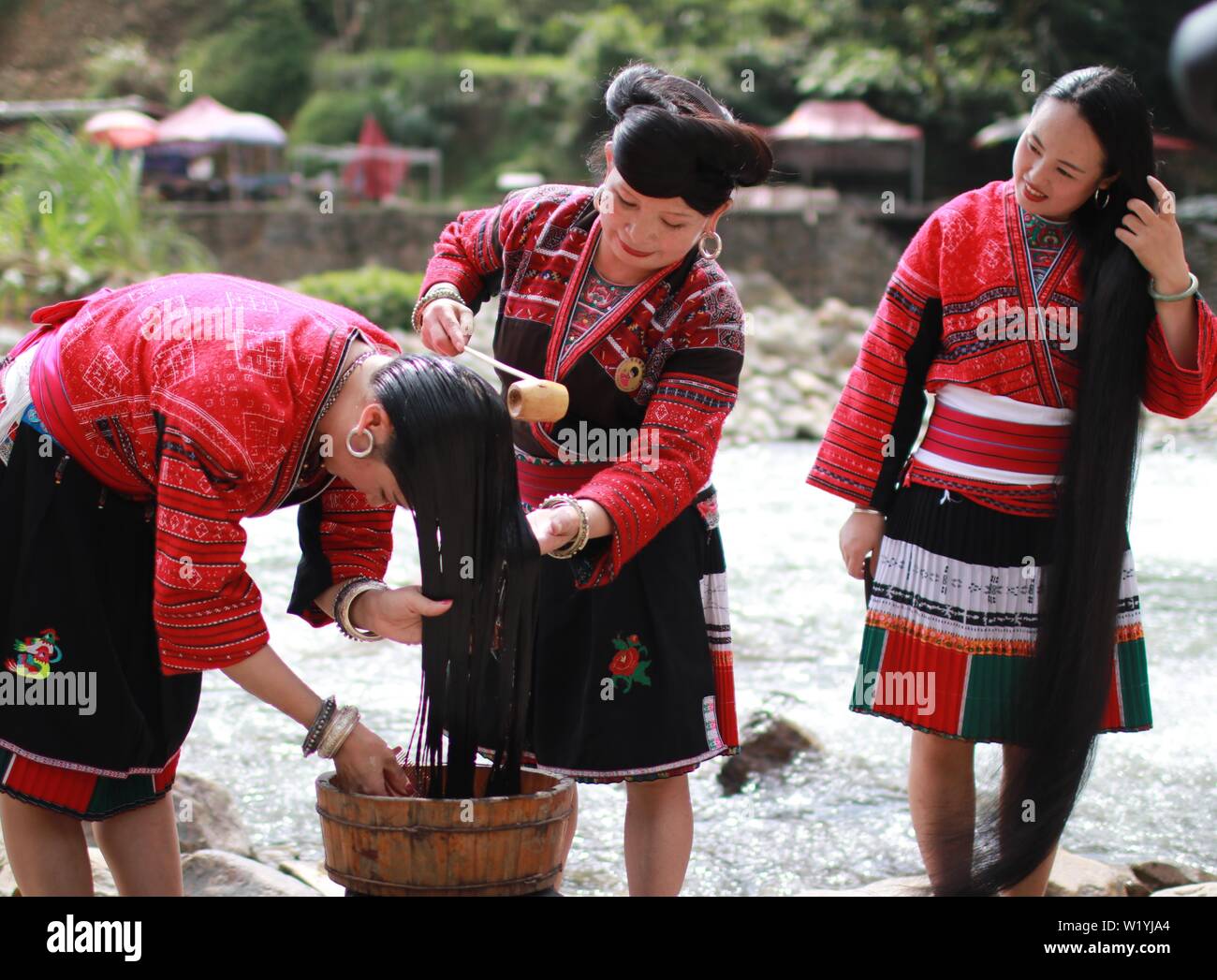 190704) -- GUILIN, 4 luglio 2019 (Xinhua) -- Le donne lavarsi i capelli  lunghi lungo il fiume nel villaggio Huangluo del Yao gruppo etnico in  Longji township di Longsheng County, a sud