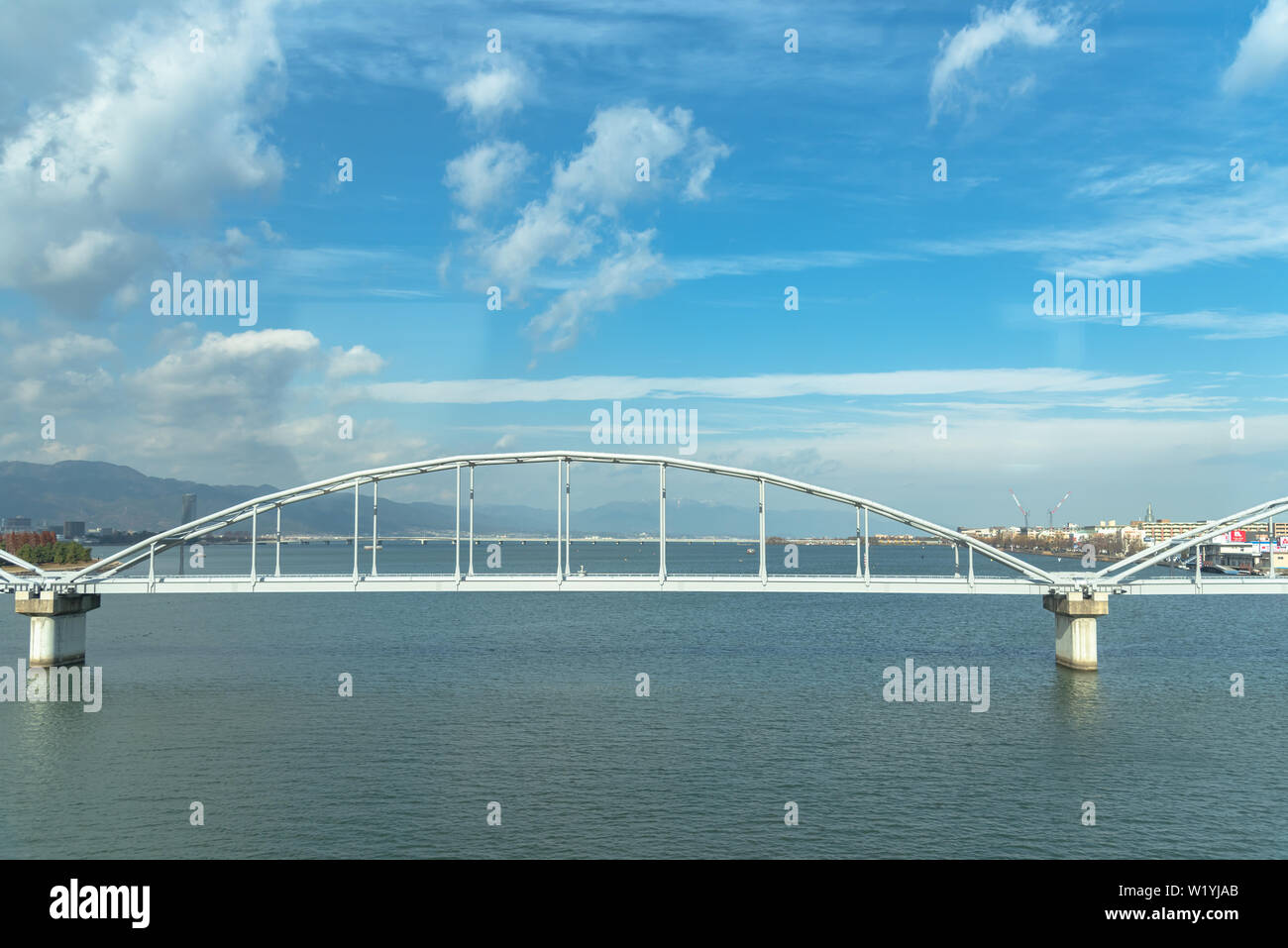 Il Lago Biwa e Omi Ohashi Bridge, vista sulla JR West prendete il treno locale linea Biwako Foto Stock