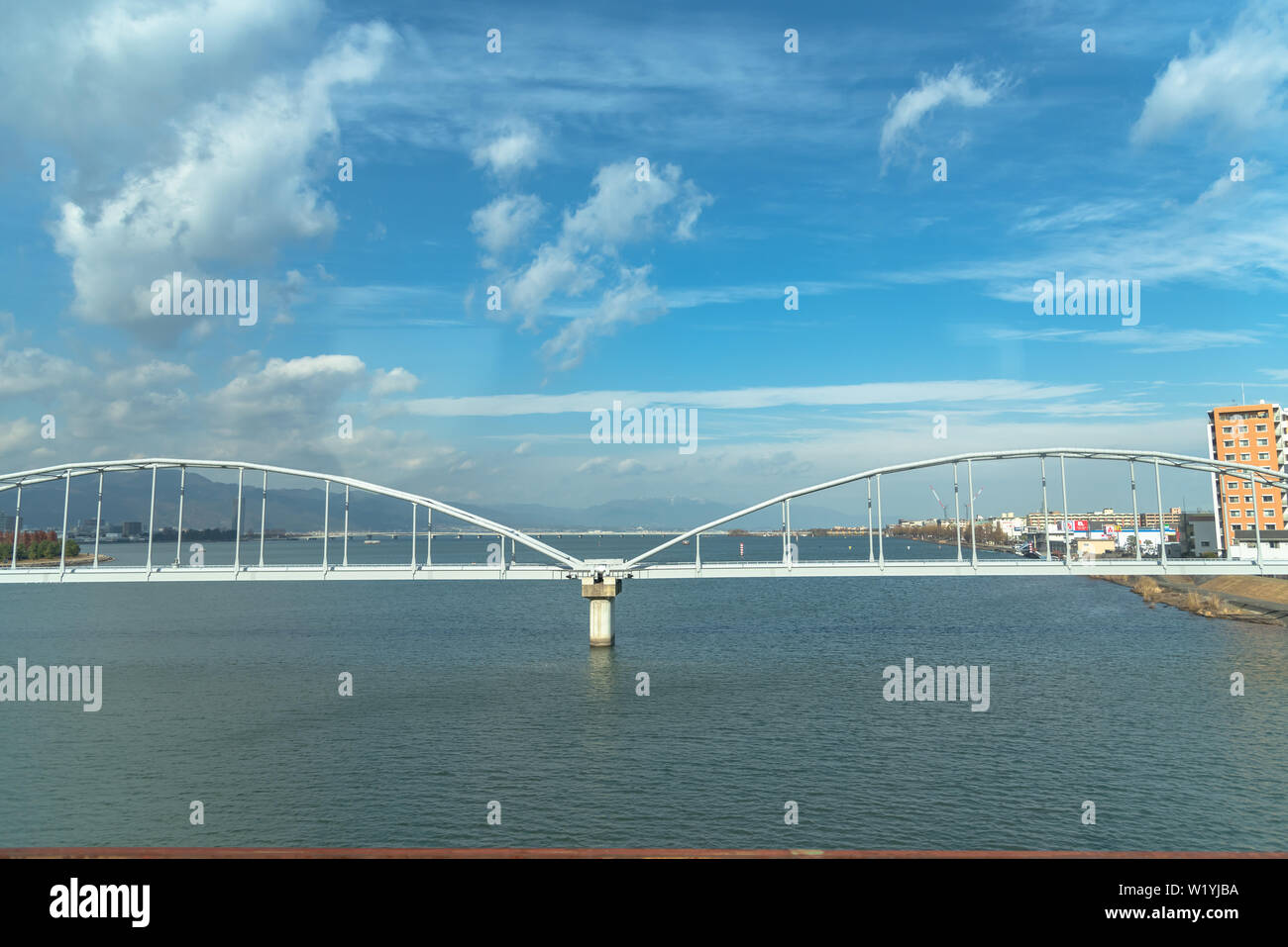 Il Lago Biwa e Omi Ohashi Bridge, vista sulla JR West prendete il treno locale linea Biwako Foto Stock