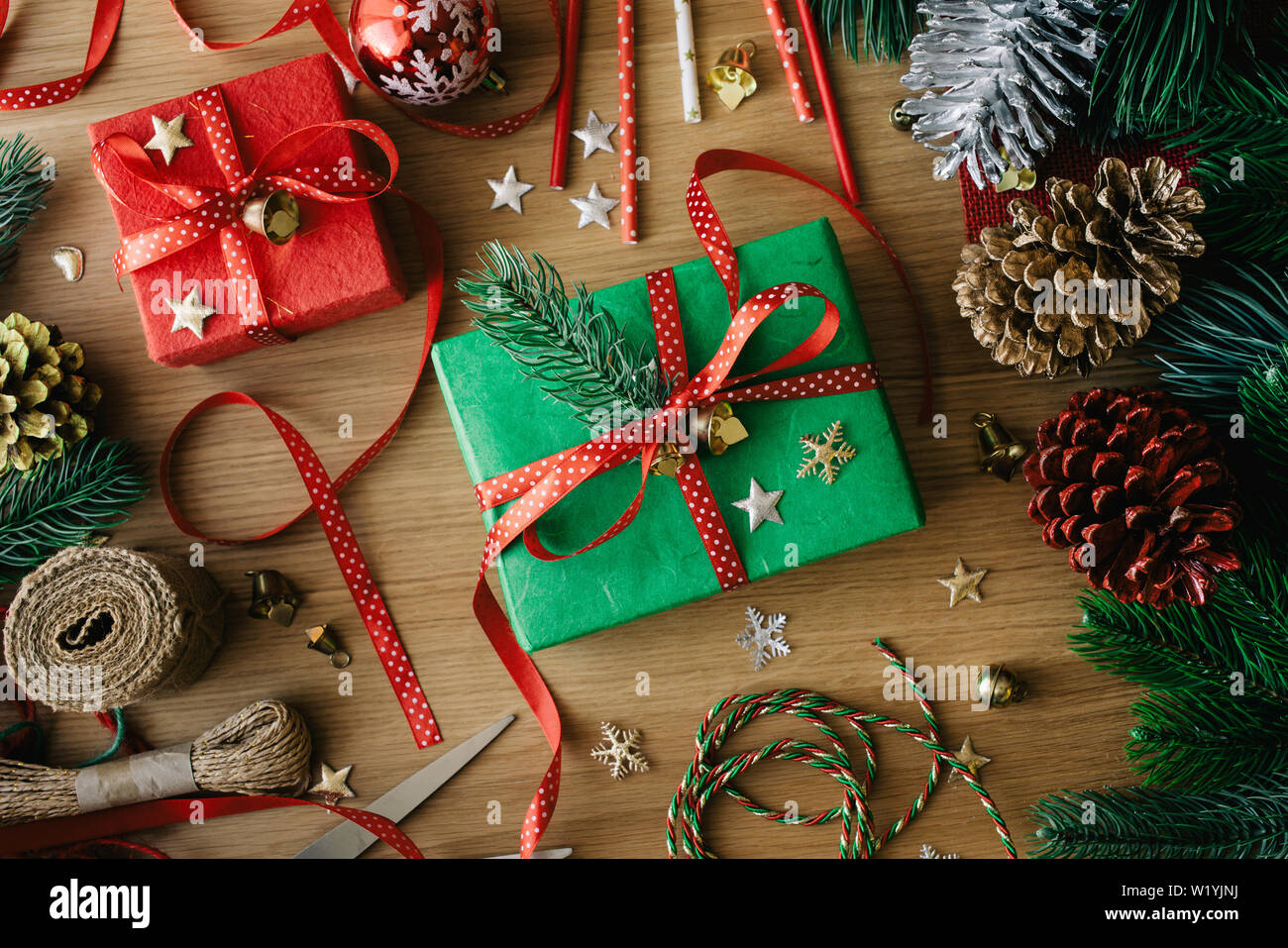 Buon Natale con i concetti di decorare confezione regalo presente e elemento di ornamento sulla tavola di legno sfondo.stagione invernale di idee greetingactivity.vista superiore Foto Stock