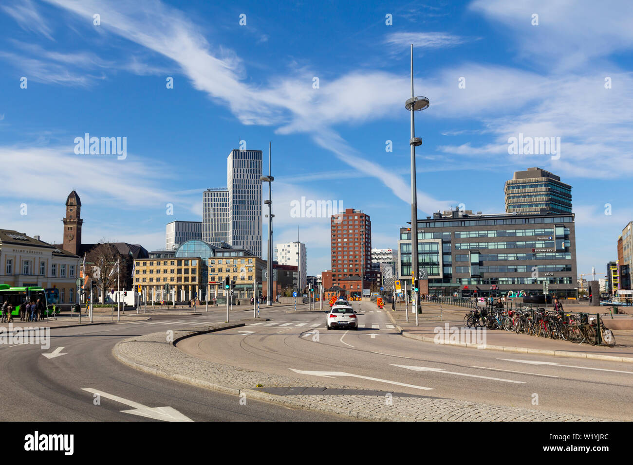 Street view e architettura moderna in Malmo, la terza città più grande in Svezia Foto Stock