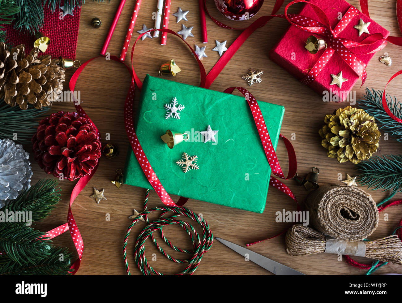 Buon Natale con i concetti di decorare confezione regalo presente e elemento di ornamento sulla tavola di legno sfondo.stagione invernale di idee greetingactivity.vista superiore Foto Stock