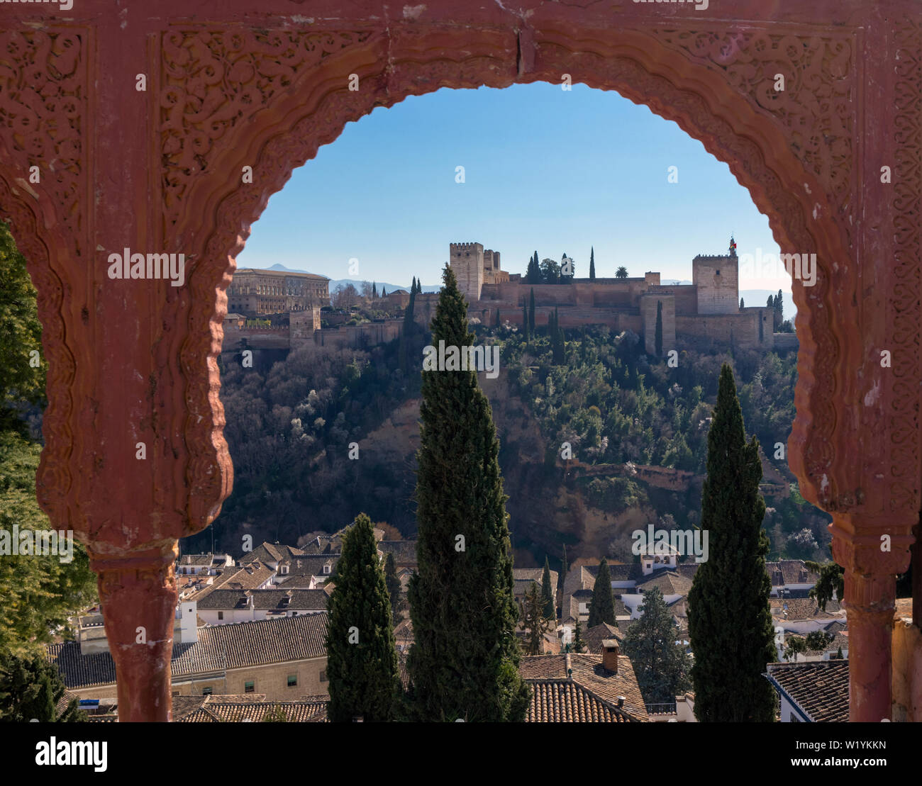 Vista attraverso un arco moresco attraverso l'Albayzin all'Alhambra. Granada, provincia di Granada, Andalusia, Spagna meridionale. La Alhambra e Generalife Foto Stock