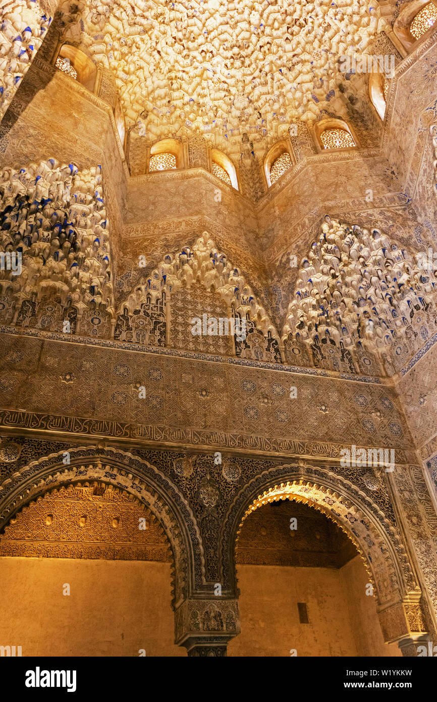 A parete e a soffitto nella decorazione della Sala del Abencerrajes, l'Alhambra di Granada, provincia di Granada, Andalusia, Spagna meridionale. La Alhambra, Generi Foto Stock