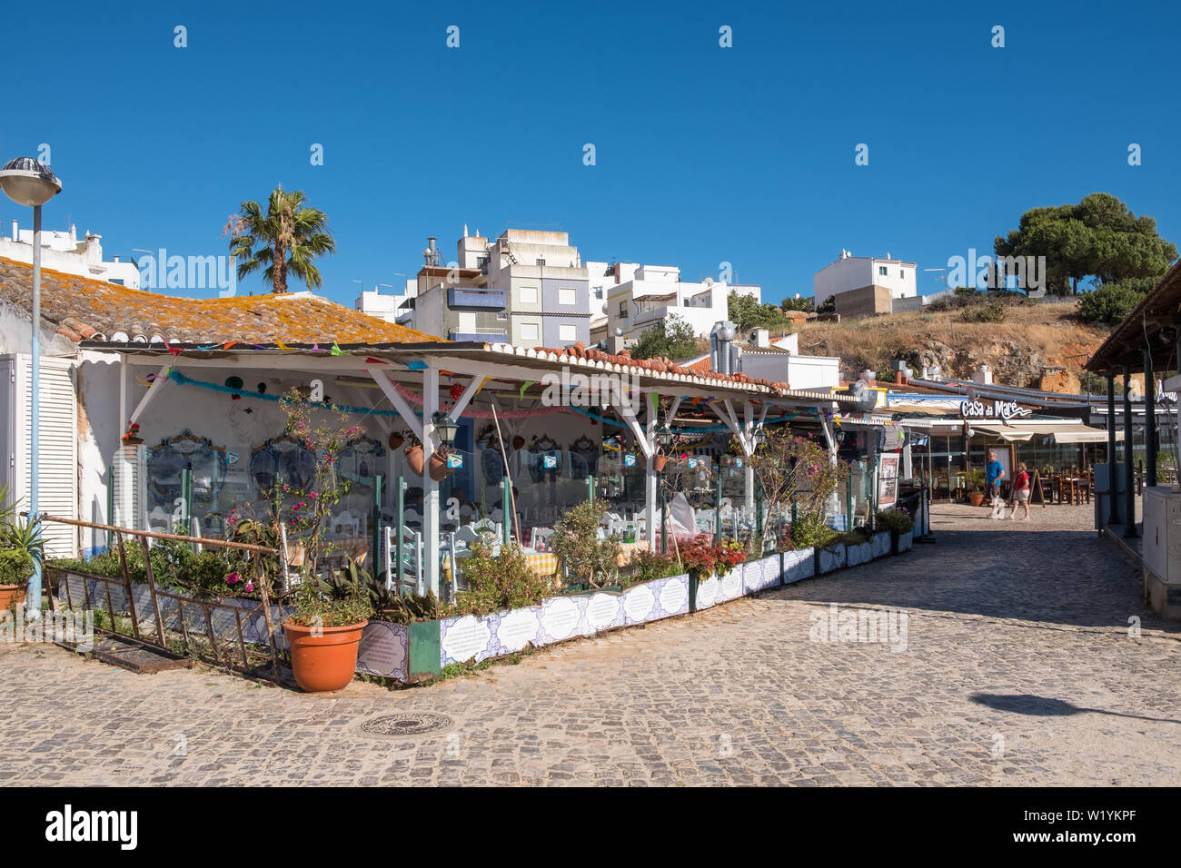 Pesce e frutti di mare ristorante con area salotto all'aperto in Alvor, Algarve, PORTOGALLO Foto Stock