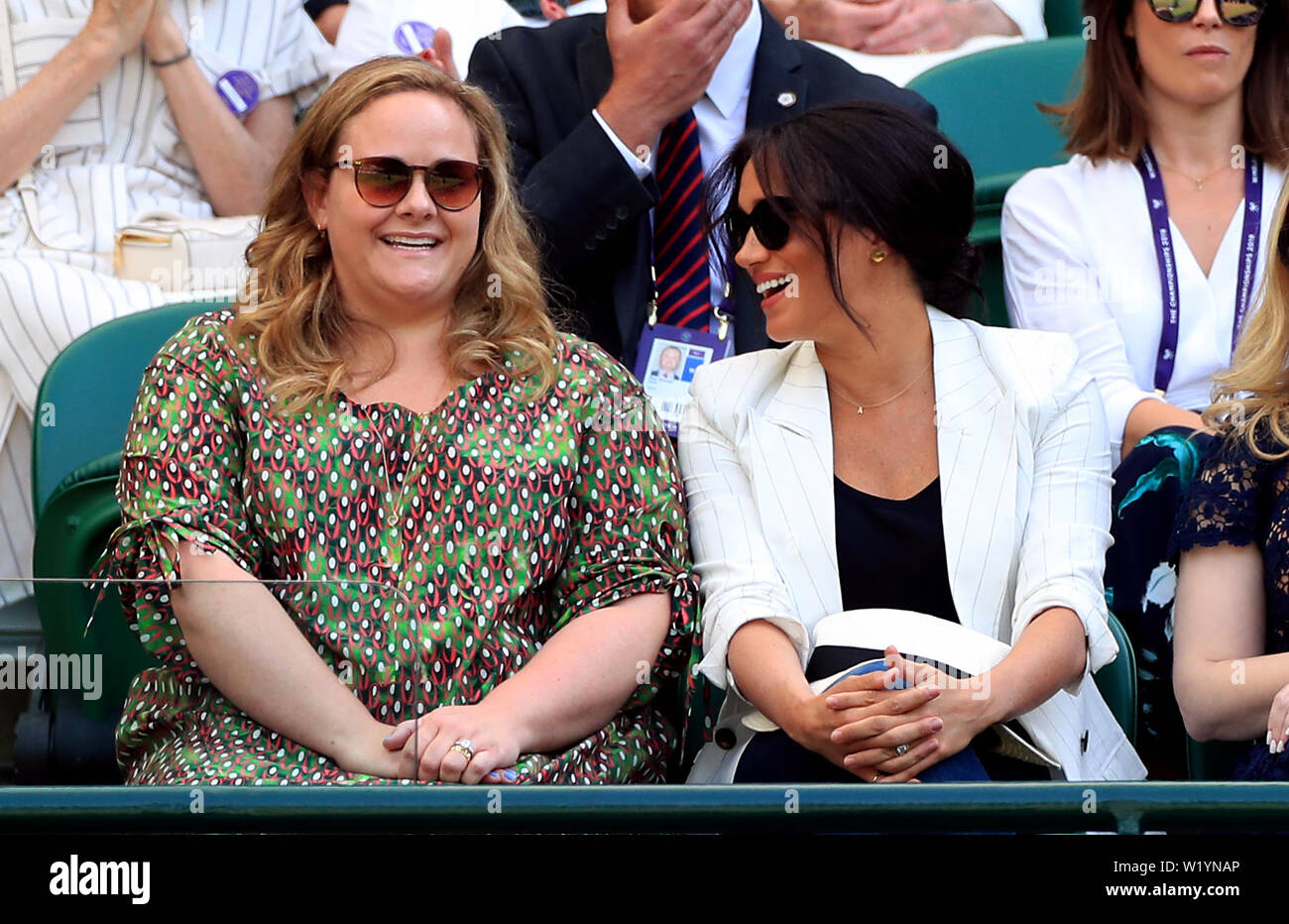 La duchessa del Sussex nelle tribune di corte uno per guardare la partita tra Serena Williams e Kaja Juvan il giorno quattro del Wimbledon Championships all'All England Lawn tennis and Croquet Club, Wimbledon. Foto Stock
