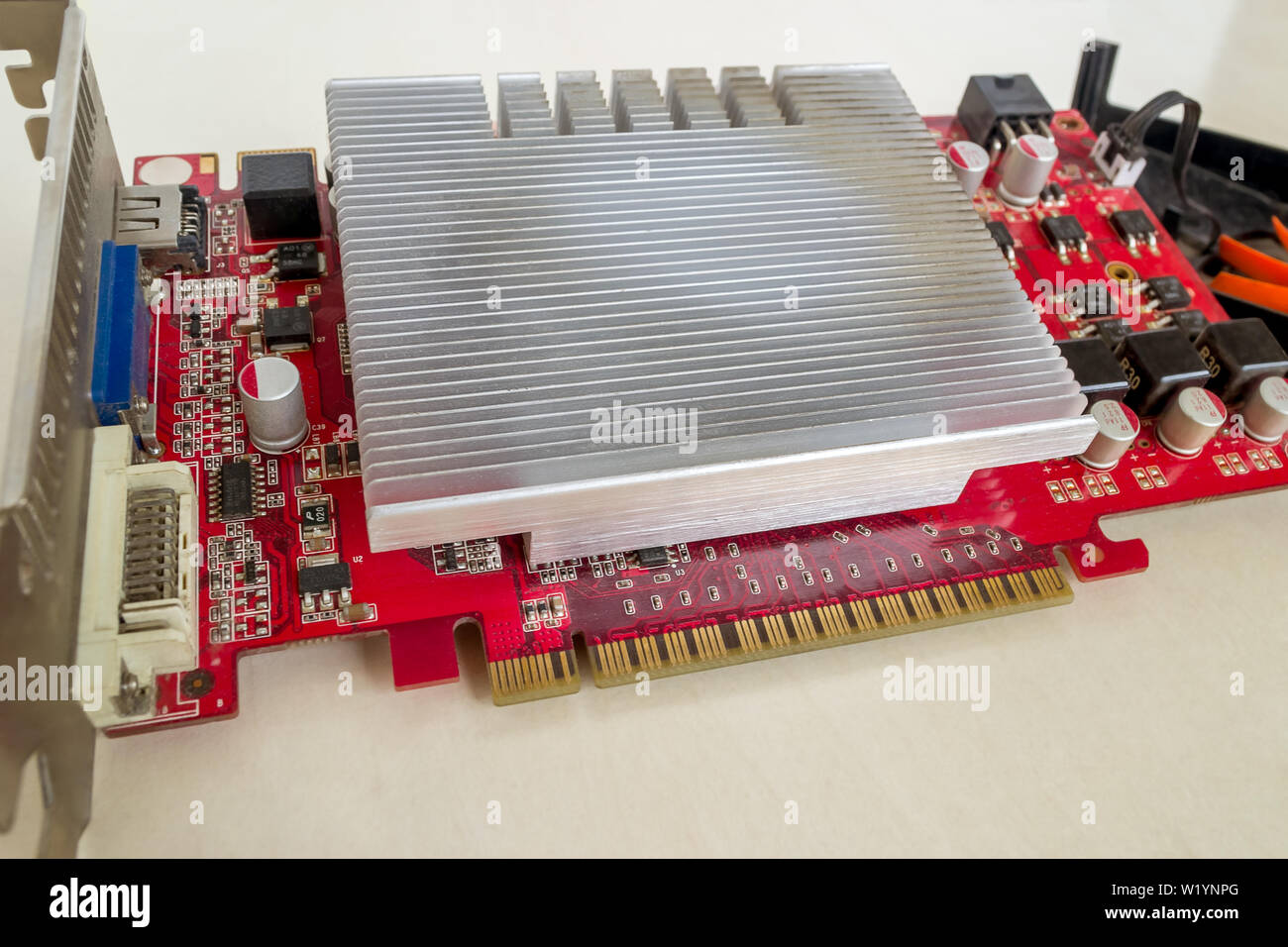 Scheda grafica esterna al di fuori di un personal computer caso dopo la pulizia. Radiatore di raffreddamento di il processore della scheda video non dispone ora di polvere, pulire pc hardware Foto Stock