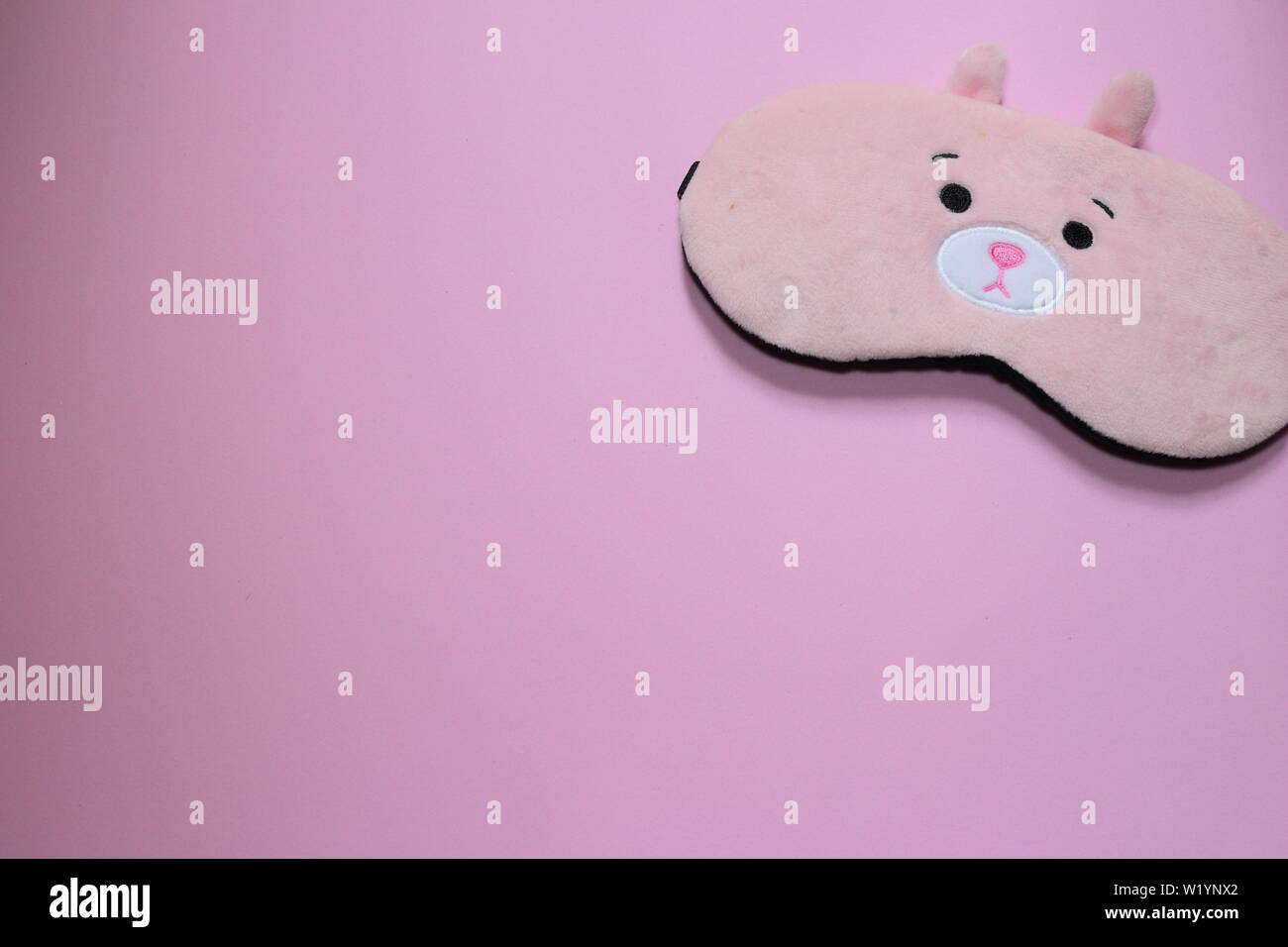 Sleeping bunny maschera. Millennial giovani vogliono dormire di più e soggiornare nelle loro camere. Una sfera particolare Foto Stock