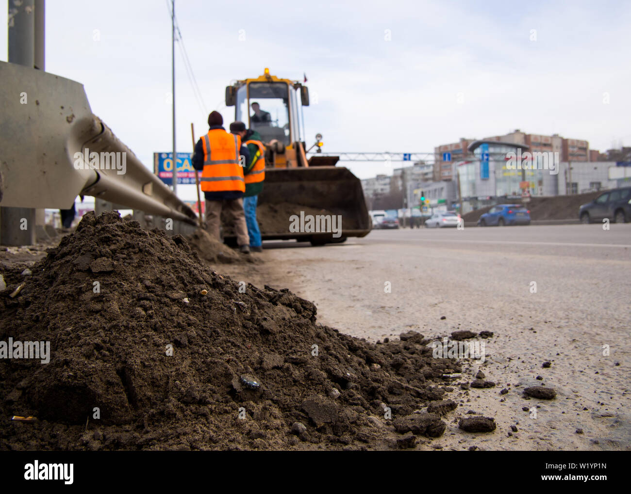 Voronezh, Russia - Marzo 15, 2019: un mucchio di sabbia e la strada i detriti raccolti sul ciglio della strada Foto Stock
