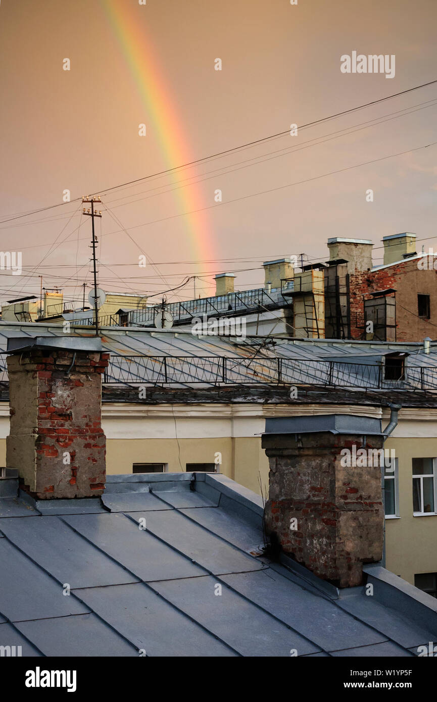 Rainbow sulla città, vista dal tetto della casa Foto Stock