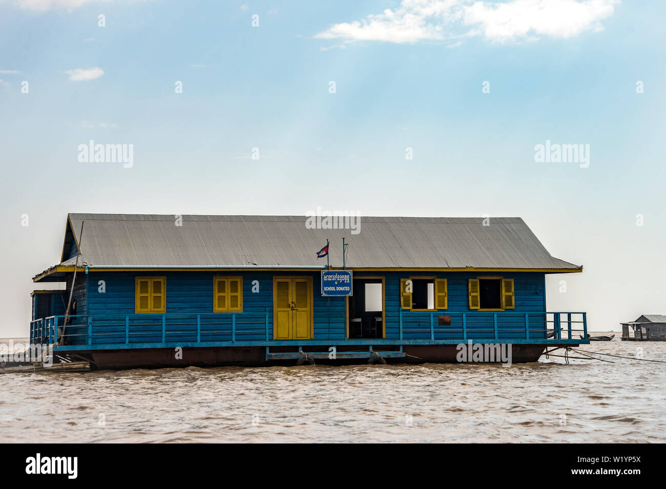 Scuola galleggiante edificio sul lago Tonle Sap, Cambogia Foto Stock