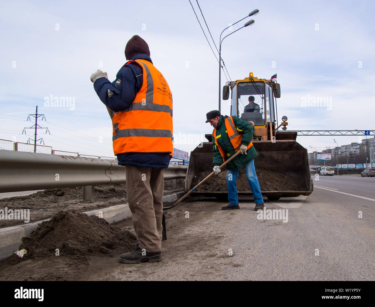Voronezh, Russia - Marzo 15, 2019: Pulizia sabbia e detriti su strada Foto Stock
