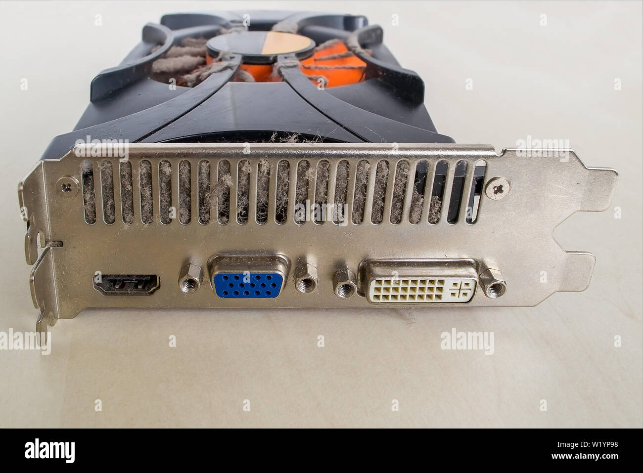 Sporchi e polverosi scheda grafica dal personal computer è sul tavolo. Esso deve essere pulito, vicino il fuoco selettivo, vista frontale. Foto Stock