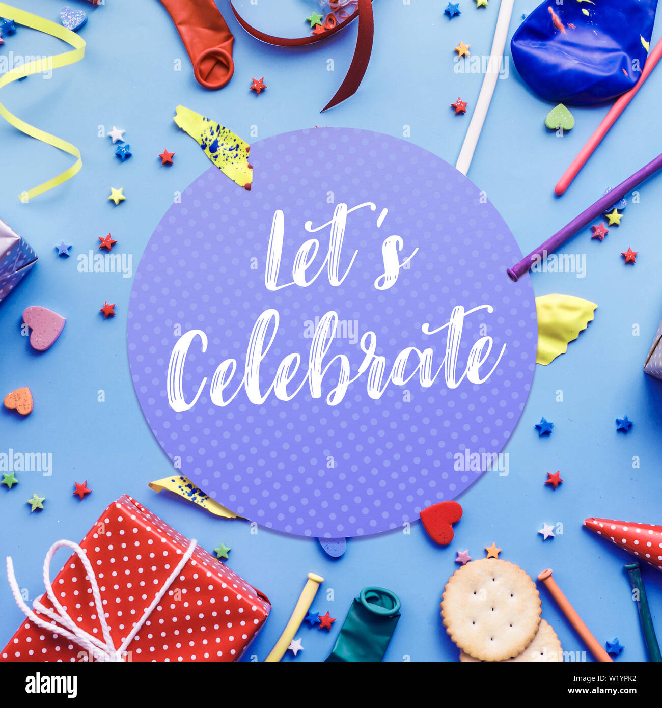 2019 vogliamo festeggiare,parte concetti idee con elemento colorato,box regalo presente,coriandoli,balloon.Flat laici del modello di progettazione Foto Stock