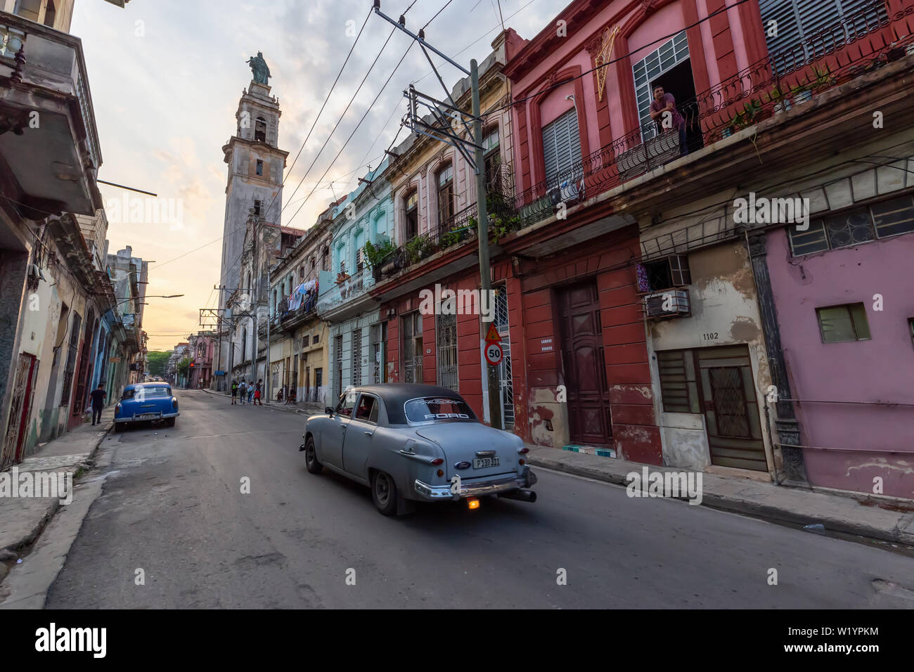 L'Avana, Cuba - Maggio 17, 2019: Classico vecchio americano auto per le strade di l'Avana Vecchia Città durante una vibrante del tramonto. Foto Stock