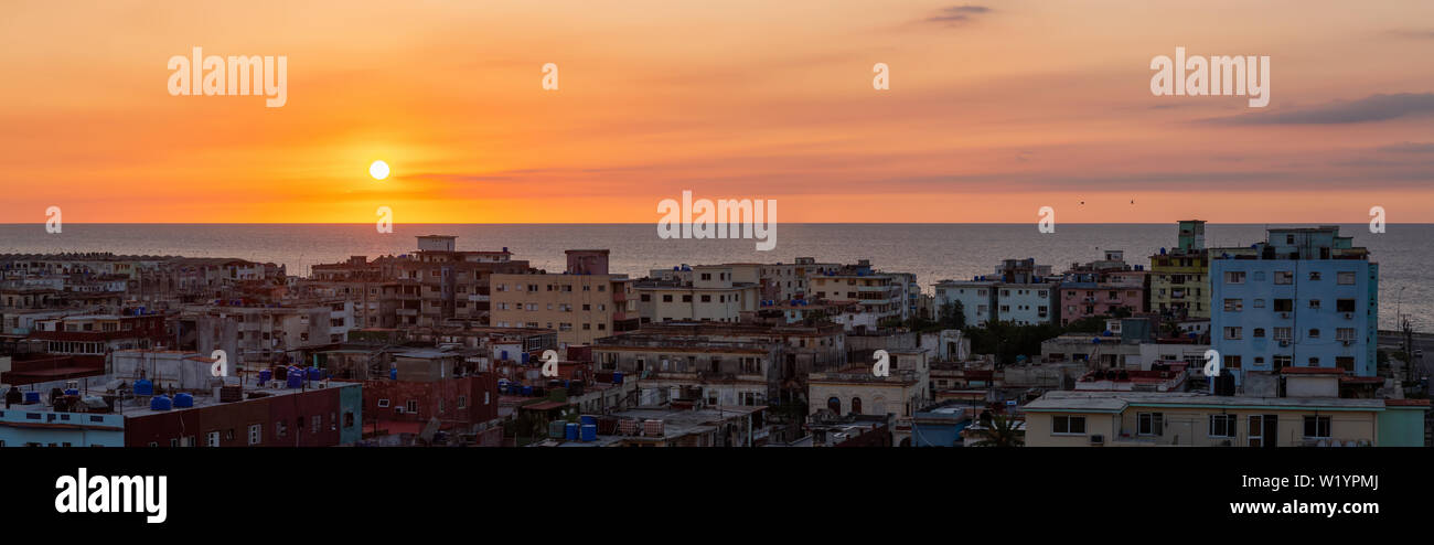 Antenna vista panoramica del quartiere residenziale nella città dell'Avana, capitale di Cuba, durante un tramonto colorato. Foto Stock