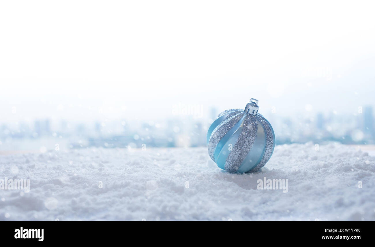 Festa di Natale concetti idee con ornamento,palla di Natale sulla neve.spazio copia Foto Stock