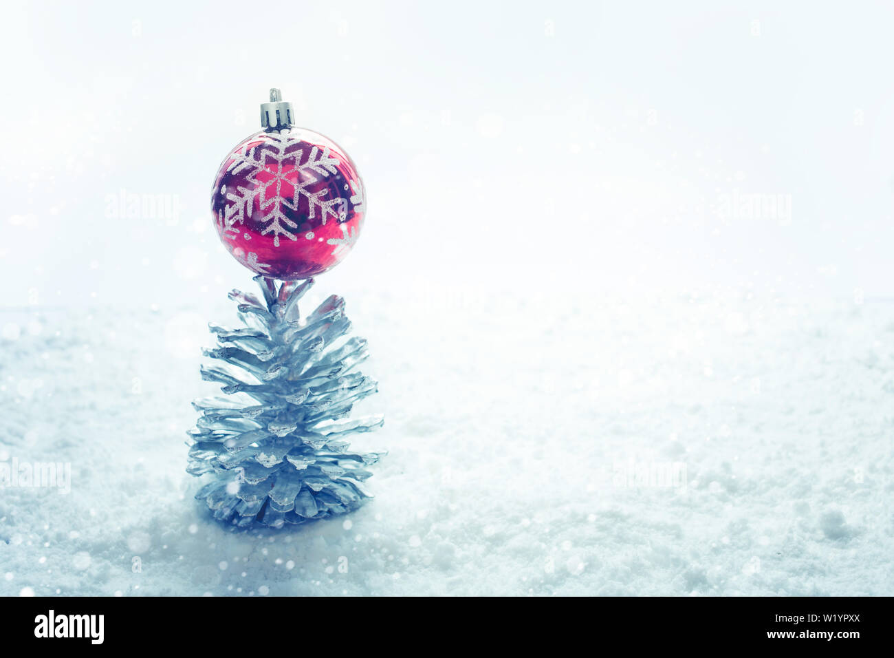 Festa di Natale concetti idee con ornamento e argento cono di pino e neve.vista superiore Foto Stock