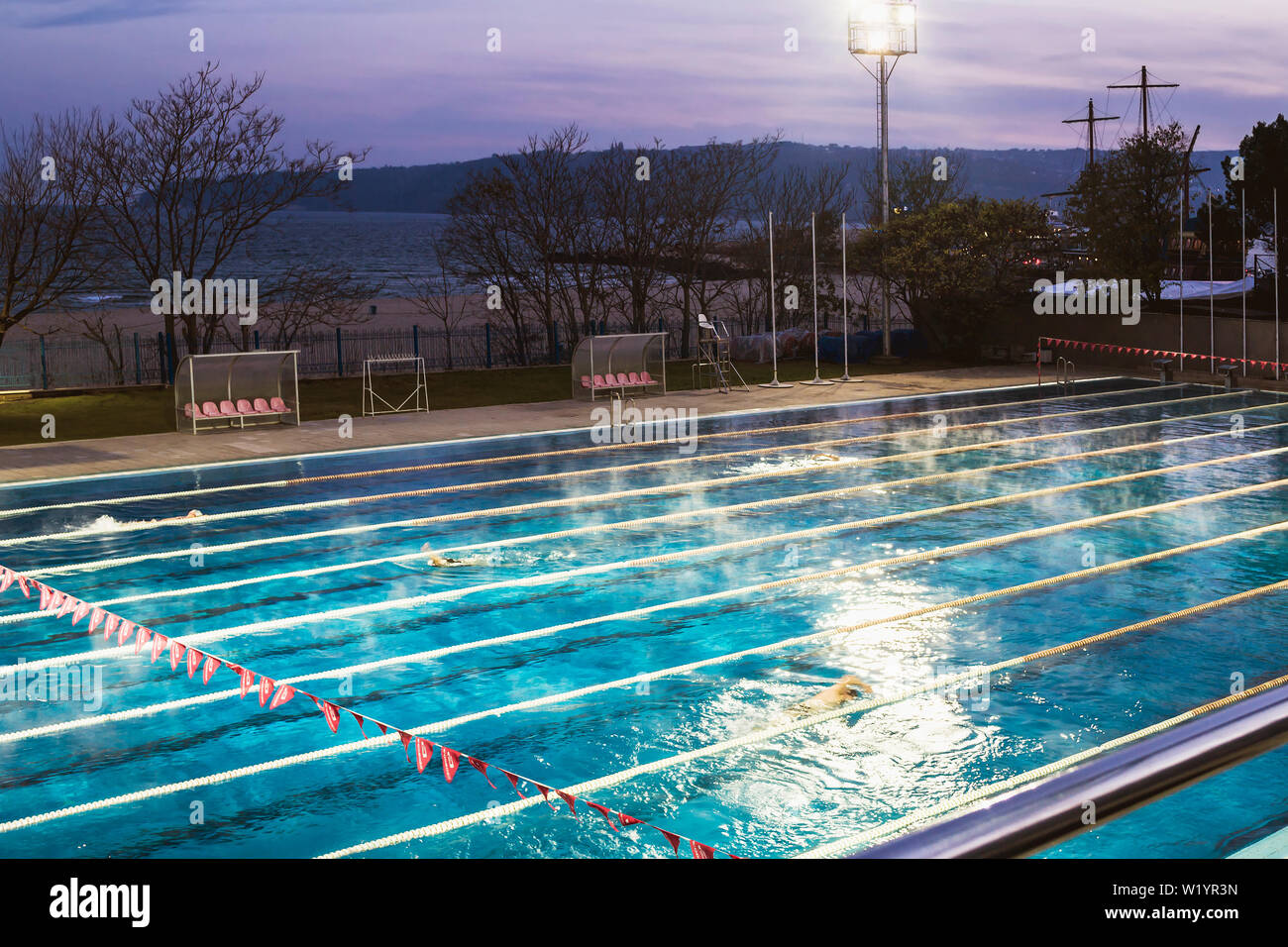 Varna, Bulgaria, novembre 2018. Il complesso di piscine Primorsky sulla costa del Mar Nero. Piscina illuminata da potenti riflettori a sera. Foto Stock