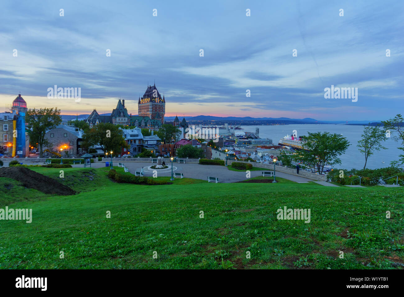 Vista al tramonto della città vecchia e il fiume San Lorenzo dalla cittadella, Quebec City, Quebec, Canada Foto Stock