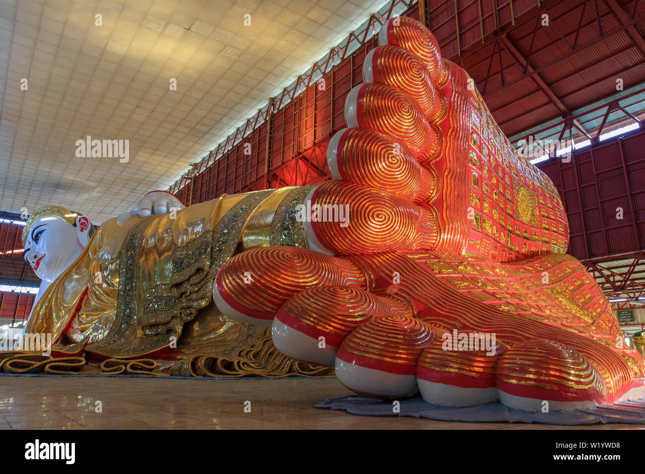 Il gigante Buddha reclinato di Yangon Foto Stock