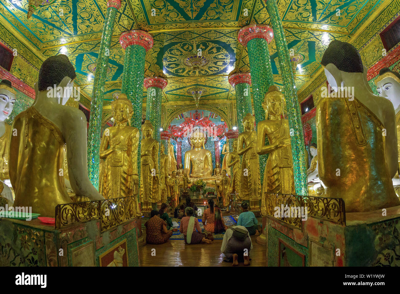 Persone in preghiera all'interno della Shwedagon pagoda Foto Stock