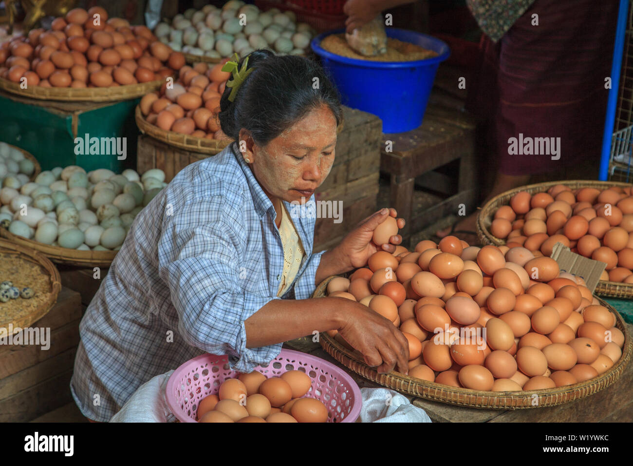 Venditore di uova a Bagan marketthousand Foto Stock