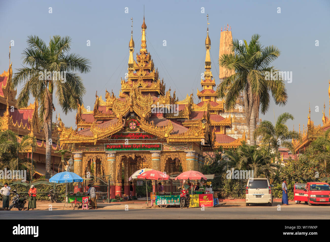 Kyauk Taw Gyi Pagoda, Mandalay (Myanmar) Foto Stock