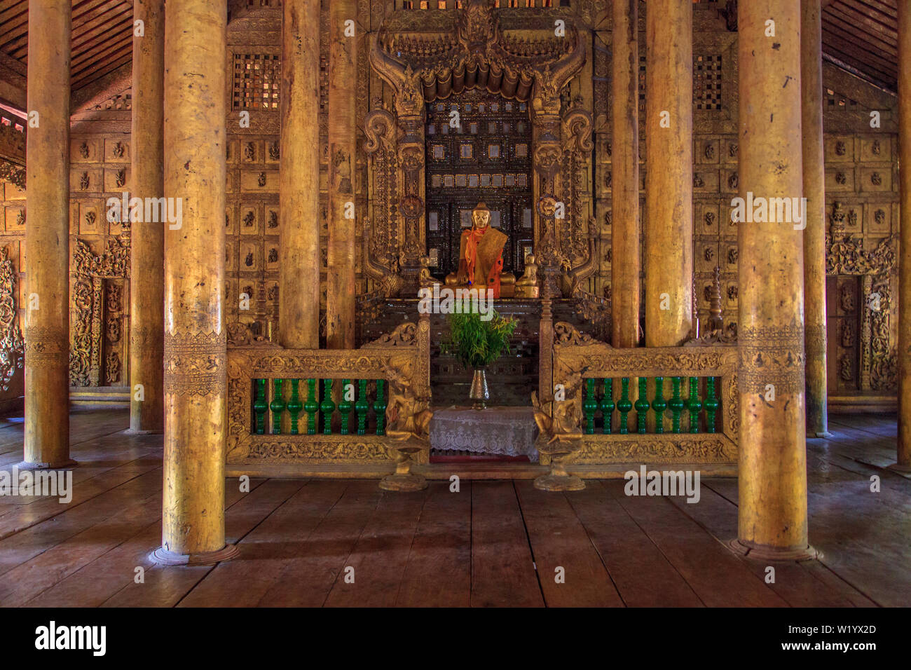 Interno del Golden Palace monastero (Mandalay) Foto Stock