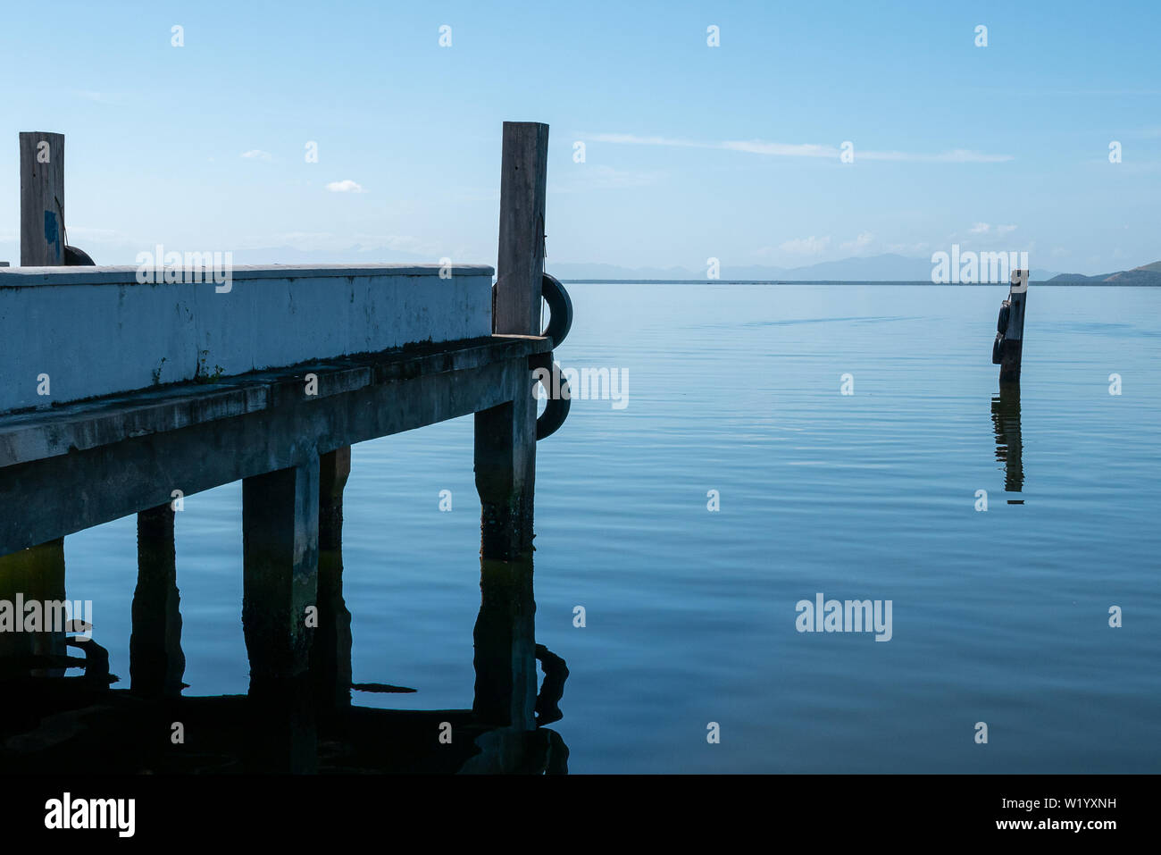 Sullo sfondo di un paesaggio con colore blu tonalità, calma e rilassante, preso dall isola di Paqueta docks Foto Stock