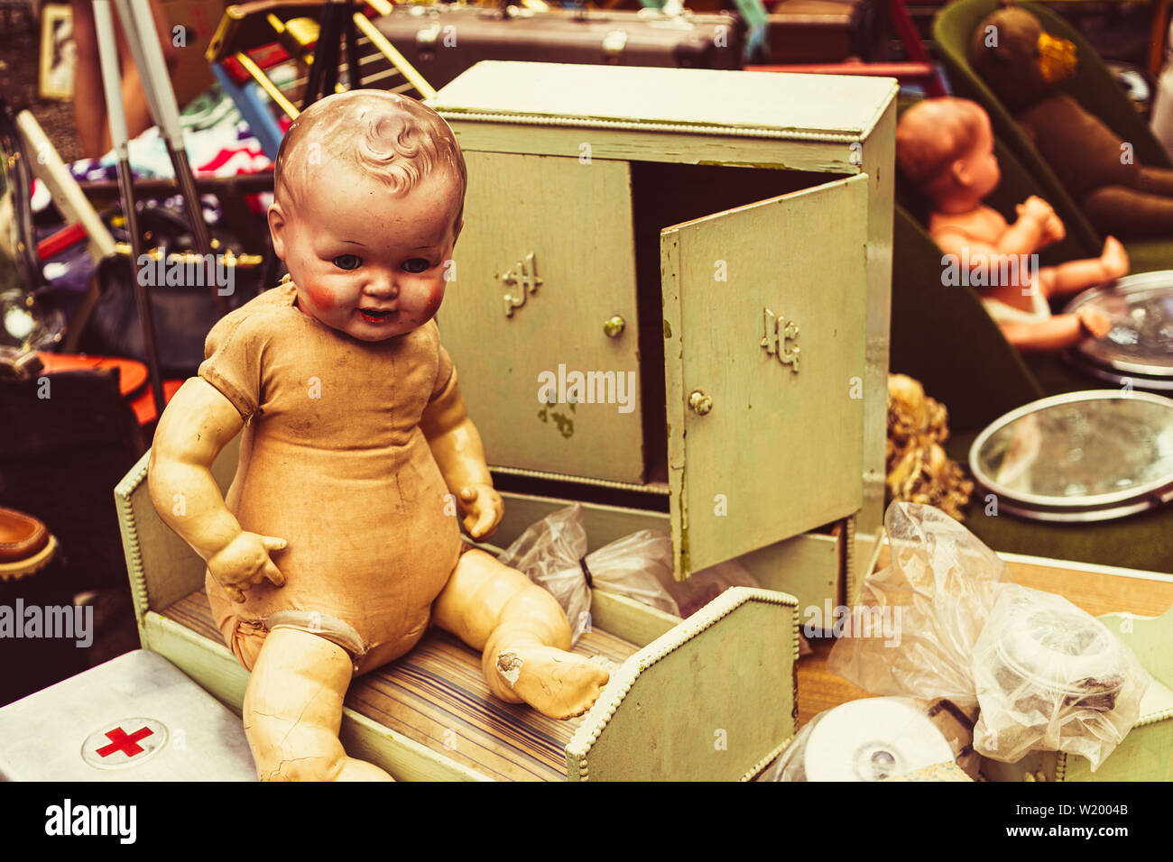 Vecchio e sporco bambola in un mercato delle pulci Foto Stock