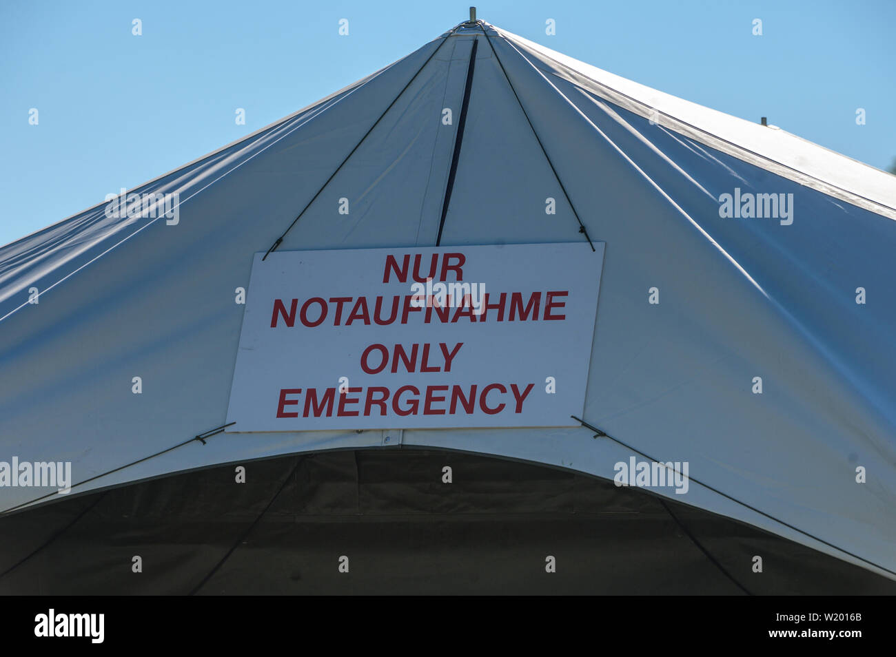 Feldkirchen, Germania. 04 Luglio, 2019. "Emergenza, Solo emergenza" si trova in un dispositivo mobile stazione di salvataggio delle forze armate tedesche. Medical soldati del popolo cinese della Esercito di Liberazione hanno avviato un esercizio con la Bundeswehr in Baviera. Fino al 17 luglio, lo scenario di una comune missione ONU saranno addestrati a Feldkirchen nella Bassa Baviera. Credito: Armin Weigel/dpa/Alamy Live News Foto Stock