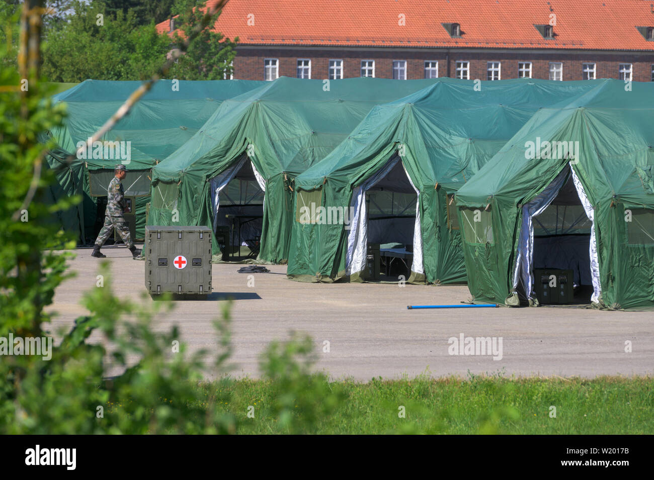 Feldkirchen, Germania. 04 Luglio, 2019. Un mobile stazione di salvataggio del popolo cinese della Esercito di liberazione si trova sui terreni del Gäuboden caserma. Medical soldati del popolo cinese della Esercito di Liberazione hanno avviato un esercizio con la Bundeswehr in Baviera. Fino al 17 luglio, lo scenario di una comune missione ONU saranno addestrati a Feldkirchen nella Bassa Baviera. Credito: Armin Weigel/dpa/Alamy Live News Foto Stock