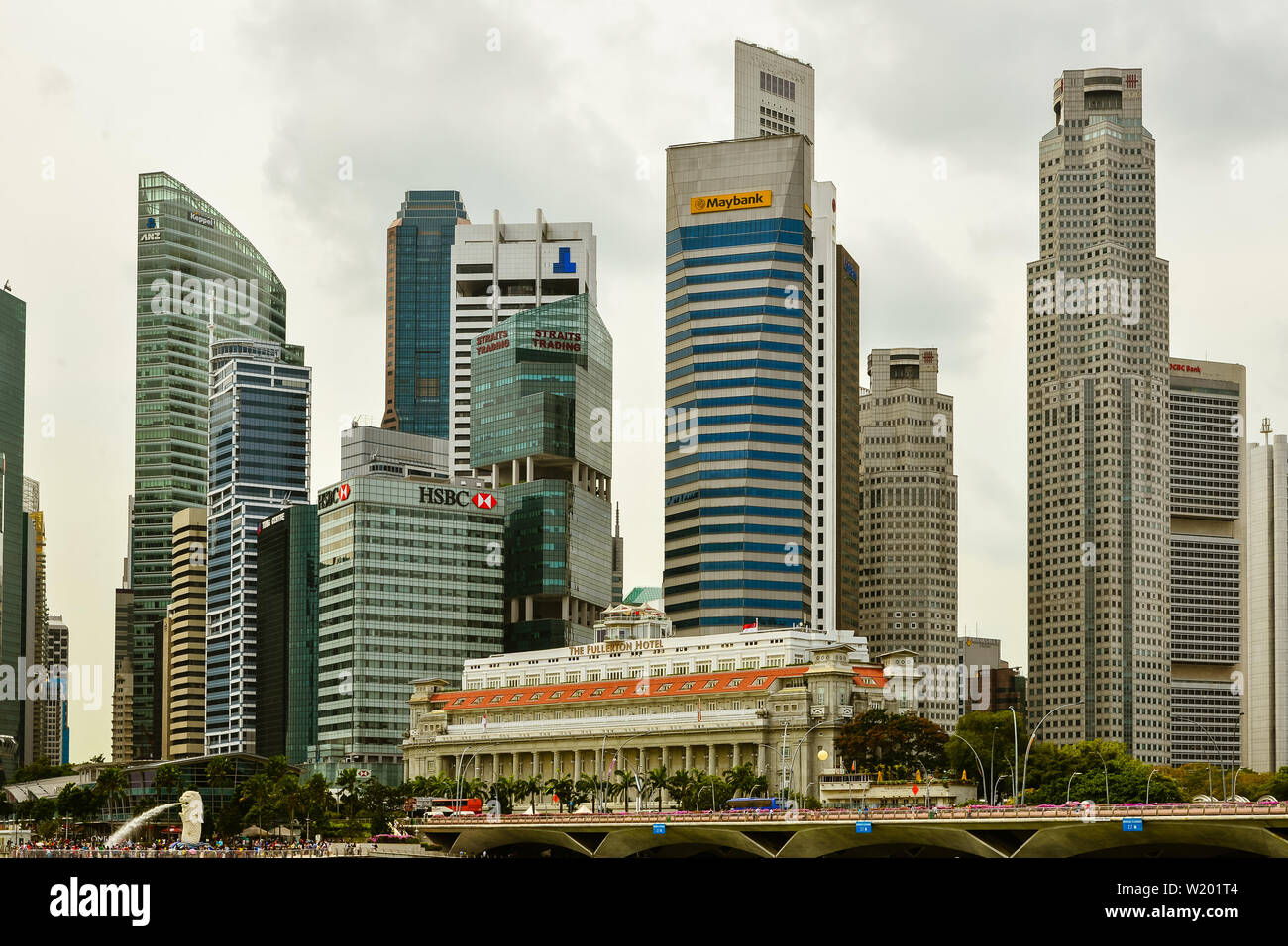 La città di Singapore - gen. 12, 2013: Singapore skyline della città, vista dei grattacieli e si erge alta. Foto Stock