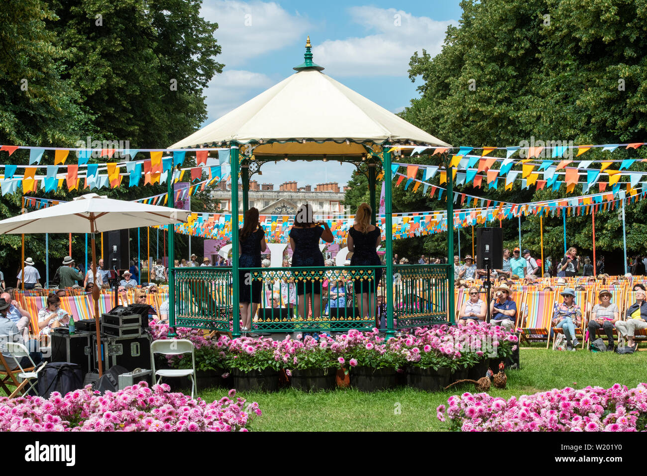 Vintage femmina boogie-woogie Gruppo di canto in bandstand a RHS Hampton Court flower show 2019. Hampton Court Palace, East Molesey Surrey, Inghilterra Foto Stock