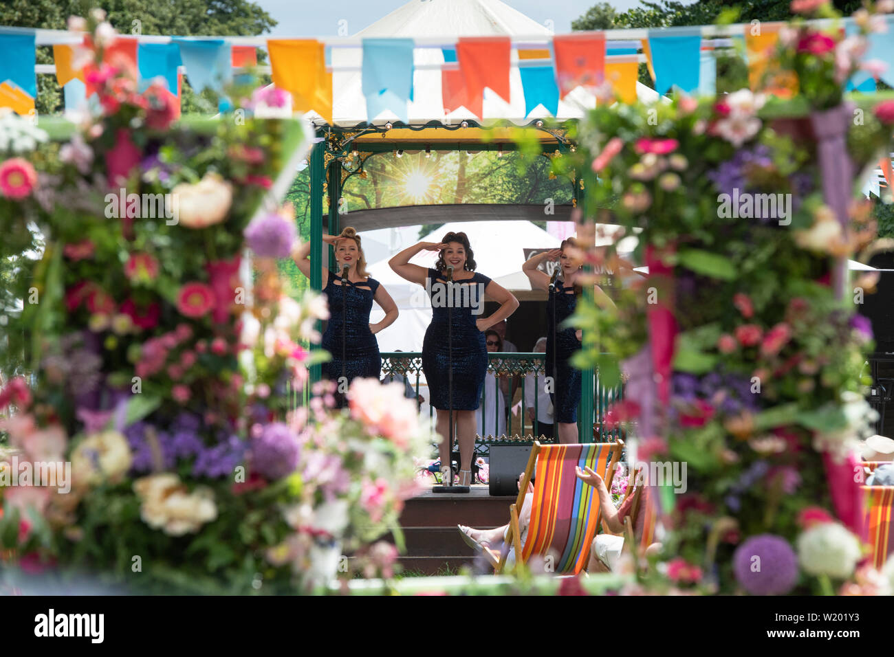 Vintage femmina boogie-woogie Gruppo di canto in bandstand a RHS Hampton Court flower show 2019. Hampton Court Palace, East Molesey Surrey, Inghilterra Foto Stock