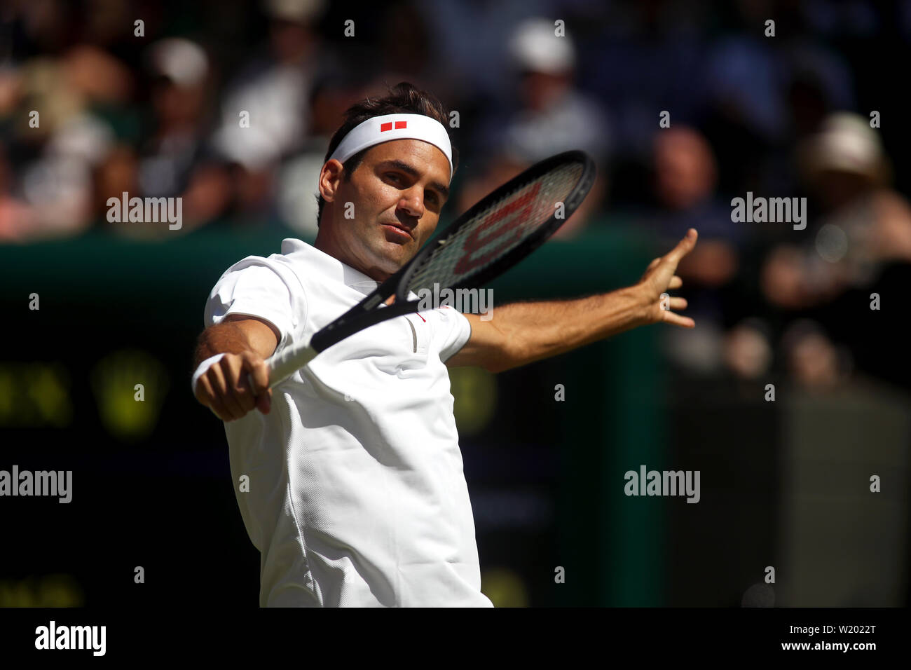 Londra, Regno Unito. 04 Luglio, 2019. Il torneo di Wimbledon, 4 luglio 2019 - Roger Federer durante il suo secondo round match contro Jay Clark di Gran Bretagna oggi a Wimbledon. Federer ha vinto in stretto imposta per avanzare alla terza rotonda. Credito: Adam Stoltman/Alamy Live News Foto Stock