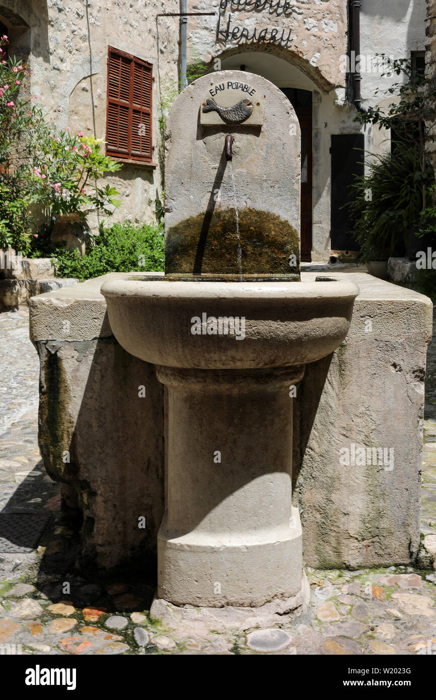 Vecchia fontana potabile in Saint-Paul-de-Vence, borgo medievale sulla Costa Azzurra Foto Stock