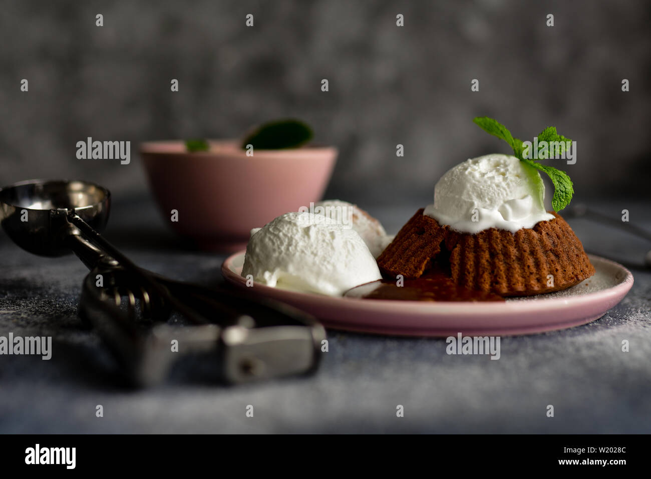 Cioccolato torta di lava con gelato servito sulla piastra Foto Stock