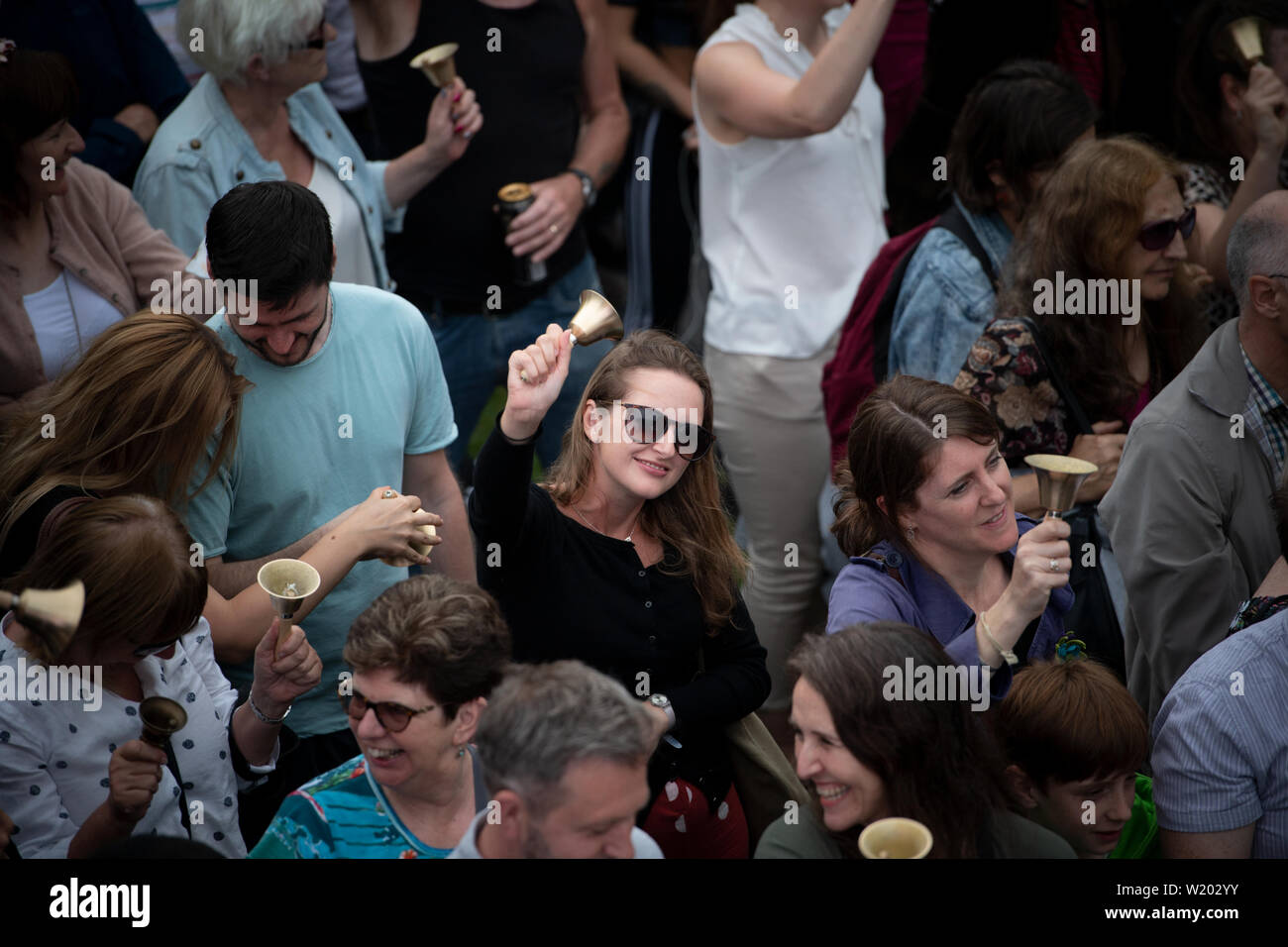 Manchester, Regno Unito. 4 luglio 2019. Yoko Ono di campane per la pace evento apre il Manchester International Festival 2019 nella cattedrale area dei giardini della città. Questa è la settima volta la biennale internazionale arts festival ha avuto luogo sin dal suo inizio è 2007 © Russell Hart/Alamy Live News. Foto Stock