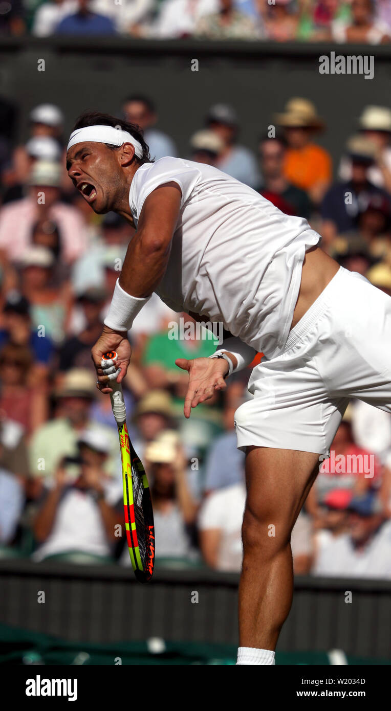 Londra, Regno Unito. 04 Luglio, 2019. Il torneo di Wimbledon, 4 luglio 2019 - Rafael Nadal durante il suo secondo round match contro Nick Kyrgios oggi a Wimbledon. Credito: Adam Stoltman/Alamy Live News Foto Stock