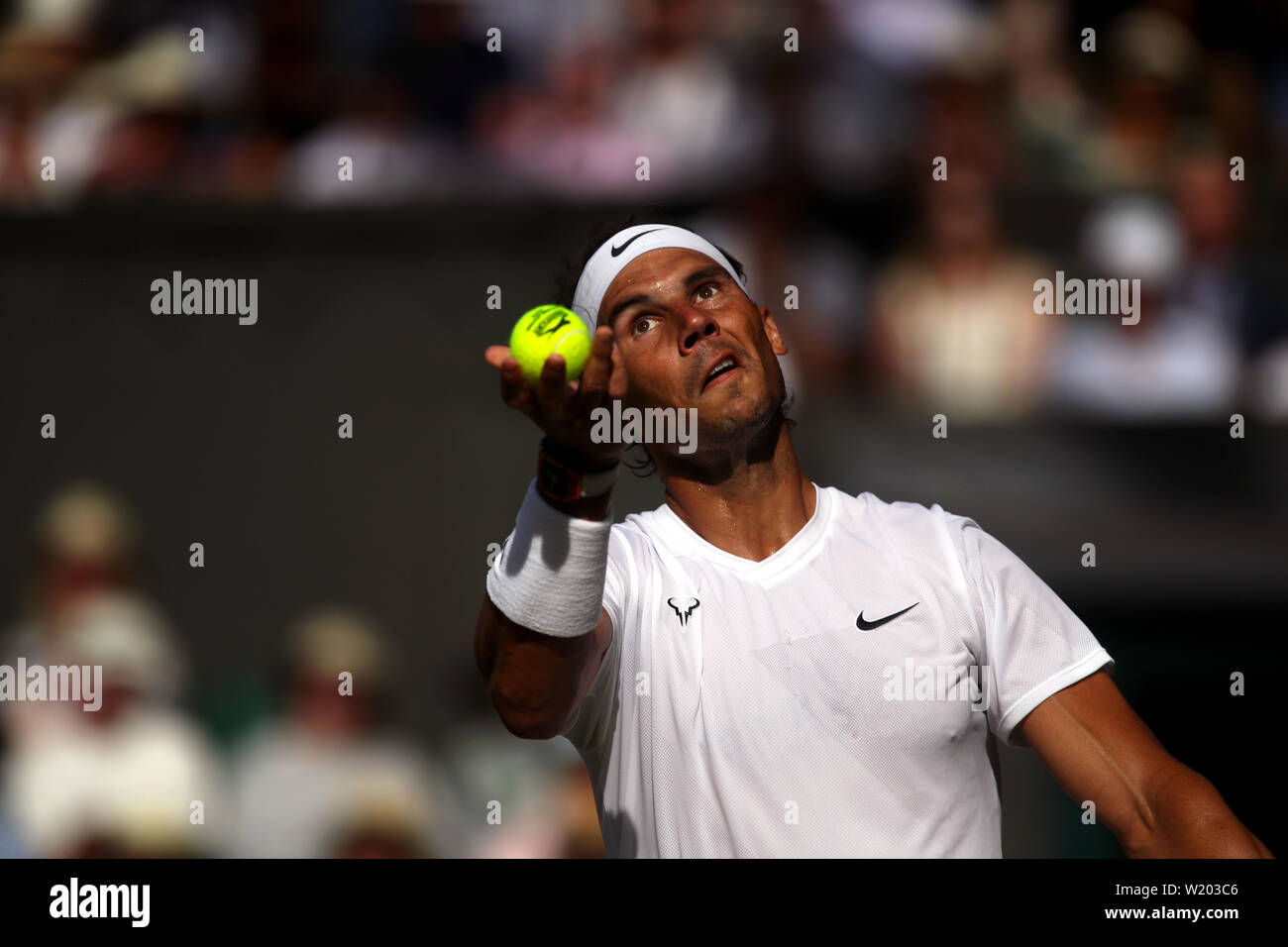 Londra, Regno Unito. 04 Luglio, 2019. Il torneo di Wimbledon, 4 luglio 2019 - Rafael Nadal preparando a servire durante il suo secondo round match contro Nick Kyrgios oggi a Wimbledon. Credito: Adam Stoltman/Alamy Live News Foto Stock