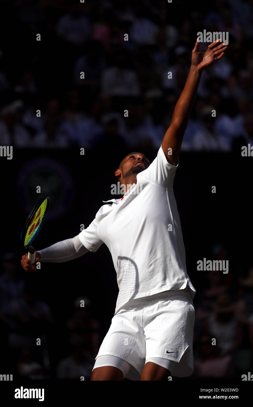 Londra, Regno Unito. 04 Luglio, 2019. Il torneo di Wimbledon, 4 luglio 2019 - Nick Kyrgios serve a Rafael Nadal durante la loro seconda partita di oggi a Wimbledon. Credito: Adam Stoltman/Alamy Live News Foto Stock