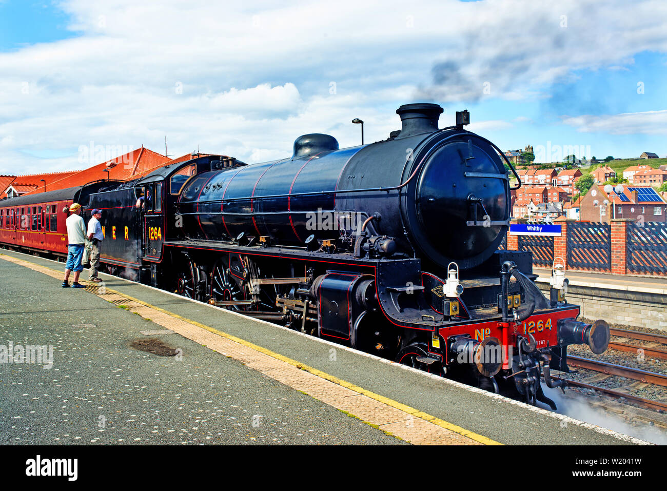 LNER B1 classe n. 1264 a Whitby città stazione ferroviaria, Whitby, North Yorkshire, Inghilterra Foto Stock