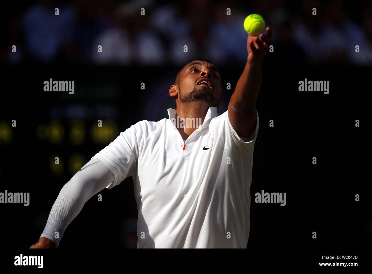 Londra, Regno Unito. 04 Luglio, 2019. Il torneo di Wimbledon, 4 luglio 2019 - Nick Kyrgios serve a Rafael Nadal durante la loro seconda partita di oggi a Wimbledon. Credito: Adam Stoltman/Alamy Live News Foto Stock